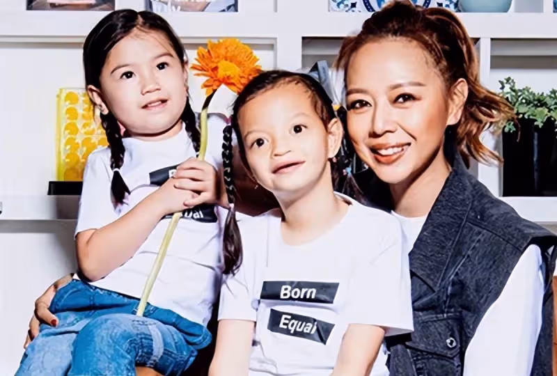 鐘麗淇攜女兒做物理治療！愛女躺病床上表現乖巧，11歲仍不會走路