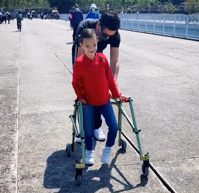 鐘麗淇攜女兒做物理治療！愛女躺病床上表現乖巧，11歲仍不會走路