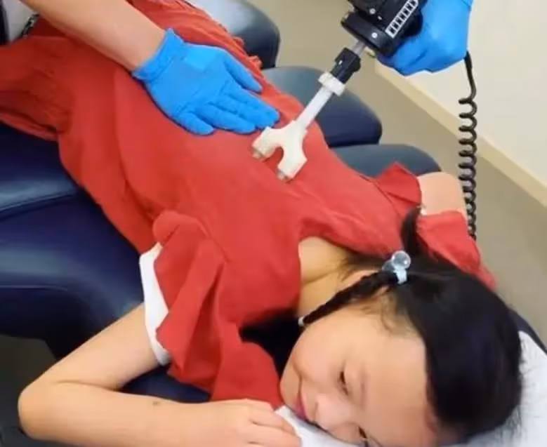 鐘麗淇攜女兒做物理治療！愛女躺病床上表現乖巧，11歲仍不會走路