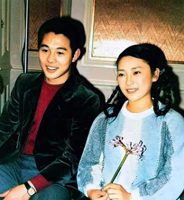 李連杰兩任妻子，利智黃秋燕過著不同人生，4個女兒差距就出來了