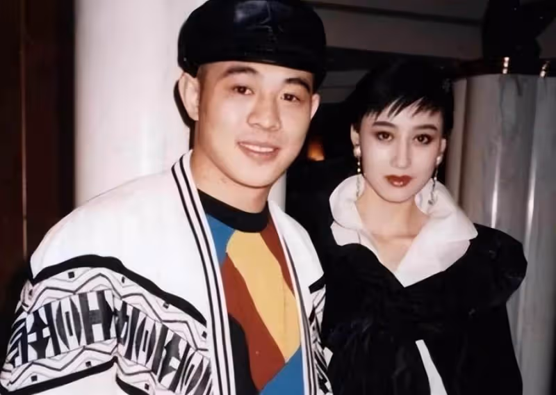 李連杰兩任妻子，利智黃秋燕過著不同人生，4個女兒差距就出來了