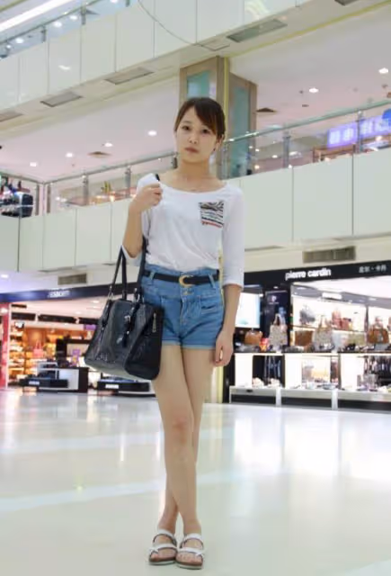 李連杰兩任妻子，利智黃秋燕過著不同人生，4個女兒差距就出來了