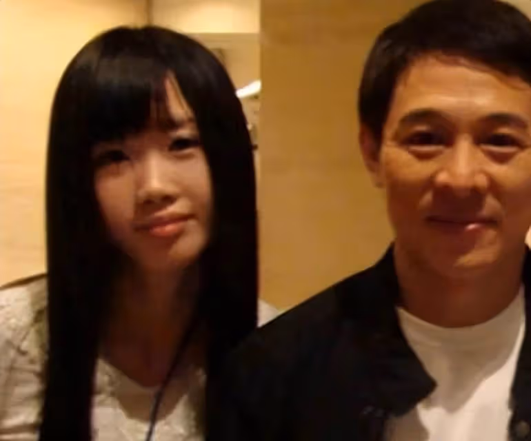 李連杰兩任妻子，利智黃秋燕過著不同人生，4個女兒差距就出來了