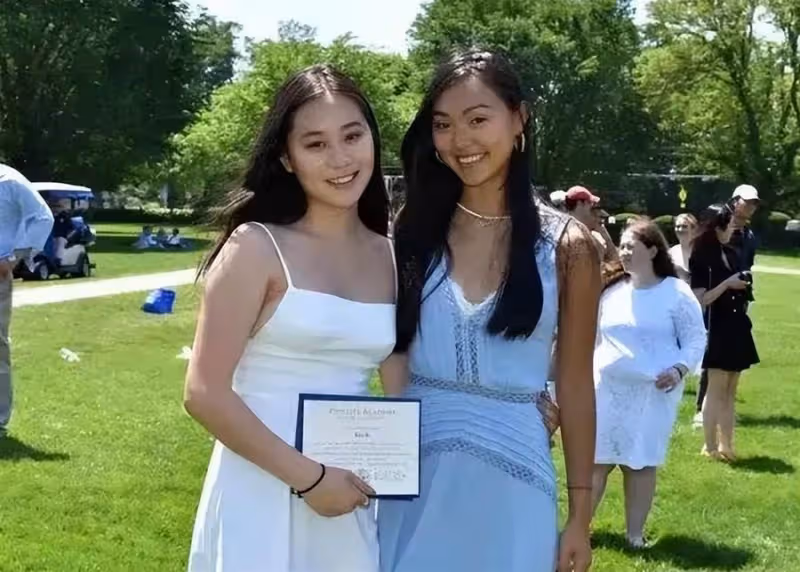 李連杰兩任妻子，利智黃秋燕過著不同人生，4個女兒差距就出來了