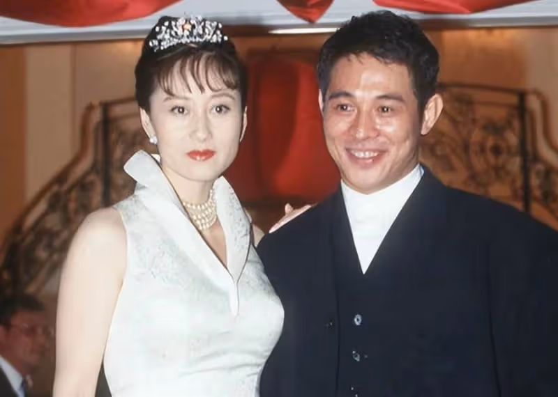 李連杰兩任妻子，利智黃秋燕過著不同人生，4個女兒差距就出來了