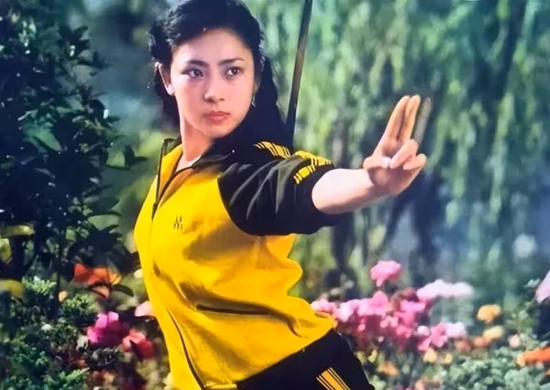 李連杰兩任妻子，利智黃秋燕過著不同人生，4個女兒差距就出來了