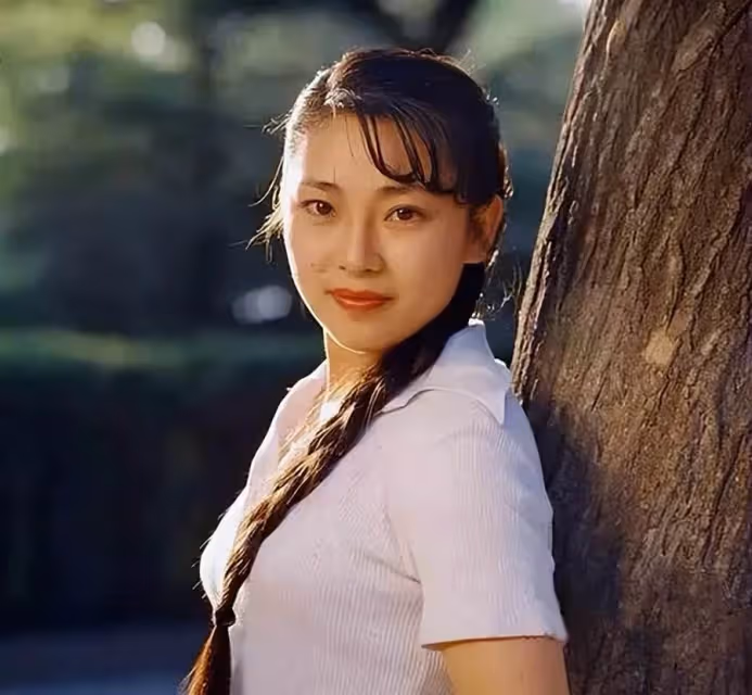 李連杰兩任妻子，利智黃秋燕過著不同人生，4個女兒差距就出來了