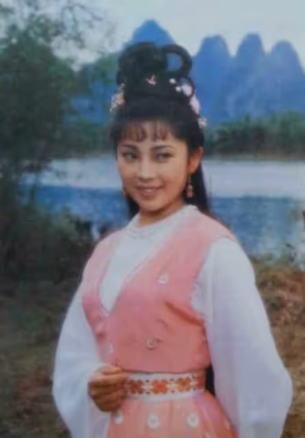 李連杰兩任妻子，利智黃秋燕過著不同人生，4個女兒差距就出來了