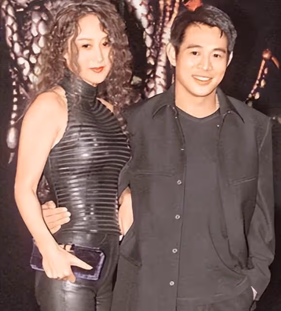 李連杰兩任妻子，利智黃秋燕過著不同人生，4個女兒差距就出來了