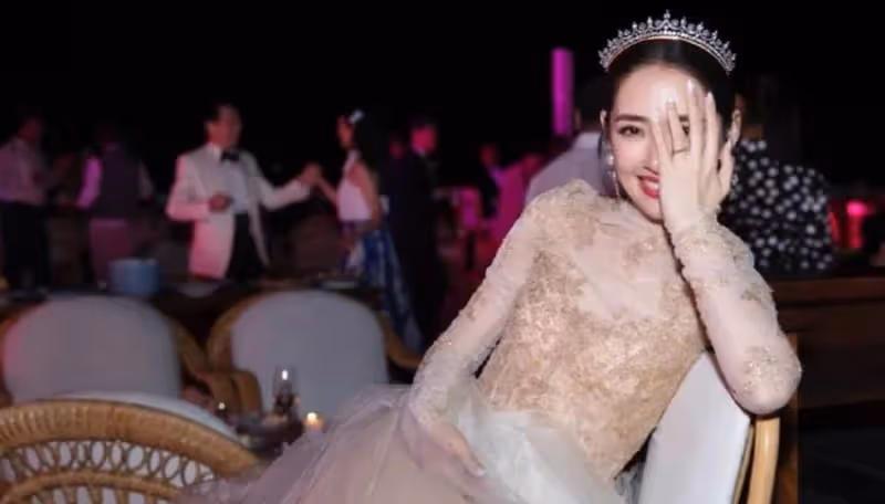 跪地為向佐穿鞋，剪頭髮要經婆婆同意，嫁入豪門的郭碧婷幸福嗎？