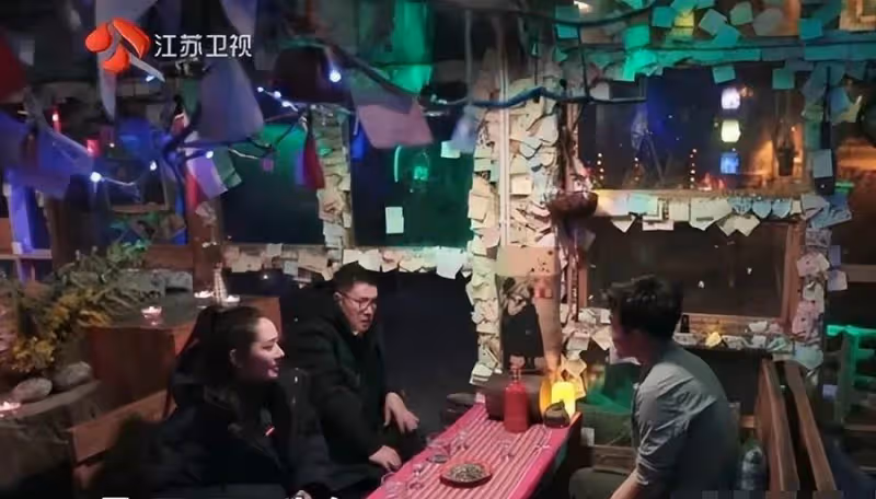 跪地為向佐穿鞋，剪頭髮要經婆婆同意，嫁入豪門的郭碧婷幸福嗎？