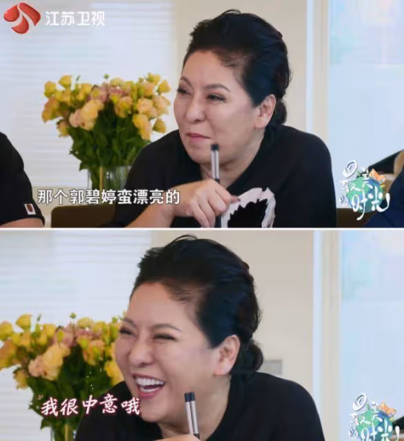 跪地為向佐穿鞋，剪頭髮要經婆婆同意，嫁入豪門的郭碧婷幸福嗎？