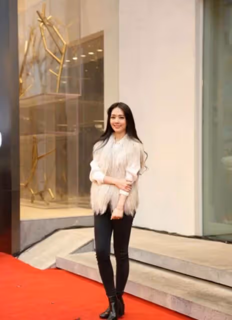 跪地為向佐穿鞋，剪頭髮要經婆婆同意，嫁入豪門的郭碧婷幸福嗎？