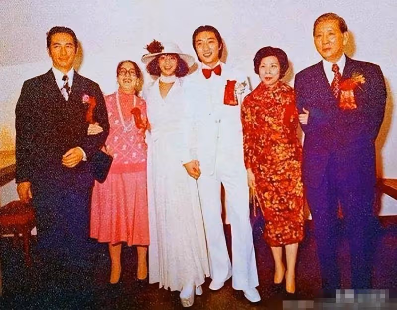 賭王千金何超英：失婚後瘋癲10年，帶女兒流浪14年，是誰害了她？