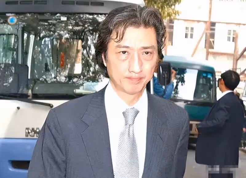 賭王千金何超英:失婚後瘋癲10年,帶女兒流浪14年,是誰害了她?