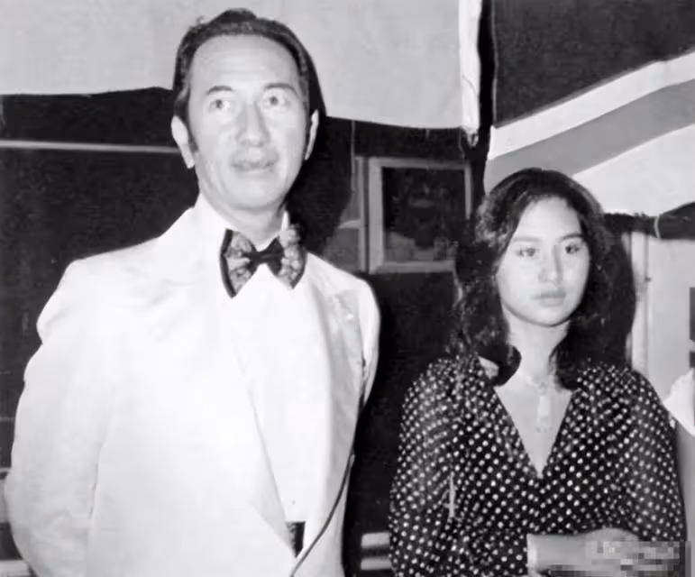 賭王千金何超英:失婚後瘋癲10年,帶女兒流浪14年,是誰害了她?