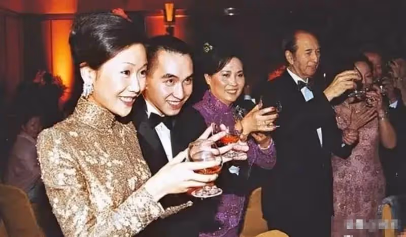 賭王千金何超英:失婚後瘋癲10年,帶女兒流浪14年,是誰害了她?