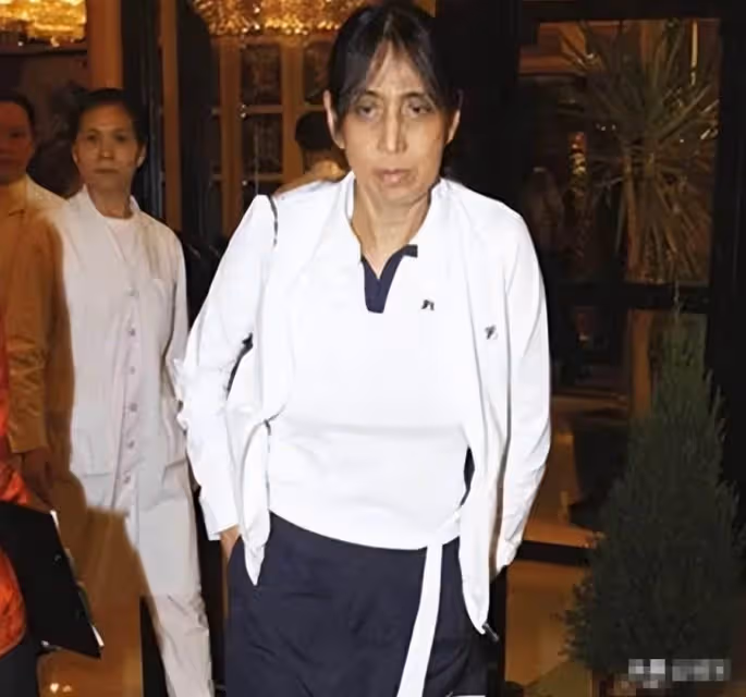 賭王千金何超英:失婚後瘋癲10年,帶女兒流浪14年,是誰害了她?