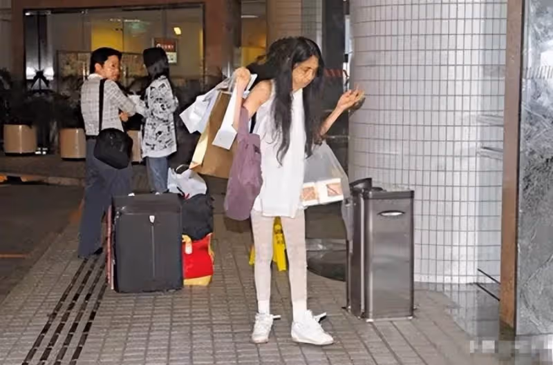 賭王千金何超英：失婚後瘋癲10年，帶女兒流浪14年，是誰害了她？