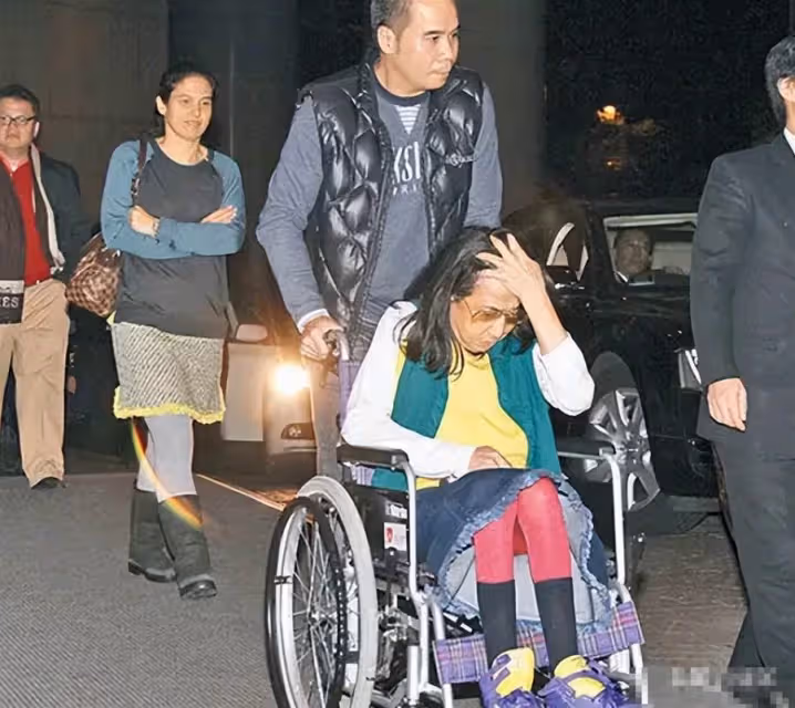 賭王千金何超英：失婚後瘋癲10年，帶女兒流浪14年，是誰害了她？