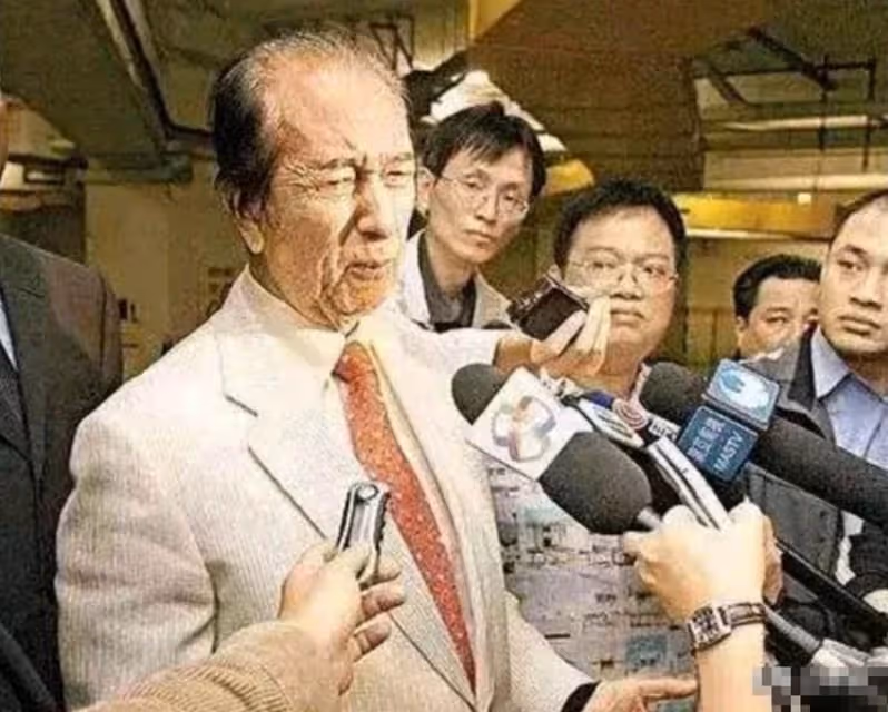賭王千金何超英：失婚後瘋癲10年，帶女兒流浪14年，是誰害了她？