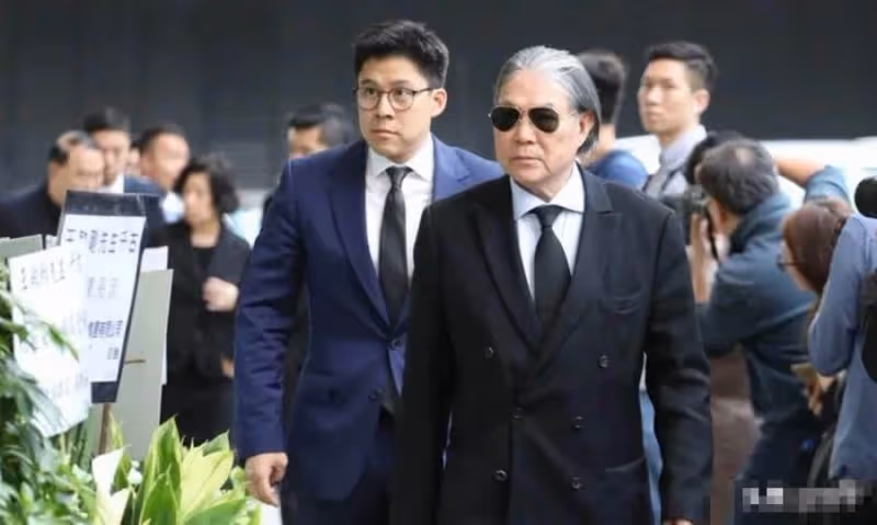 賭王千金何超英：失婚後瘋癲10年，帶女兒流浪14年，是誰害了她？