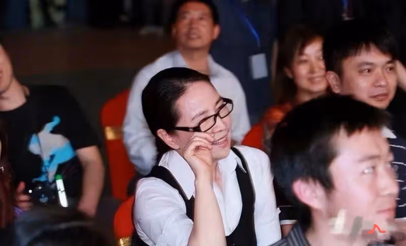 成龍老婆連素顏都這麼氣質,穿的又年輕,路人都投來羨慕的眼光,真不愧是「大哥的女人」