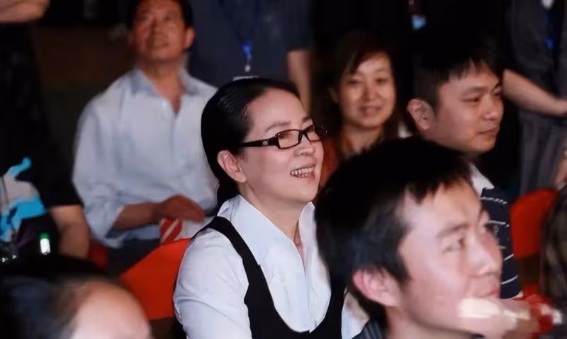 成龍老婆連素顏都這麼氣質,穿的又年輕,路人都投來羨慕的眼光,真不愧是「大哥的女人」
