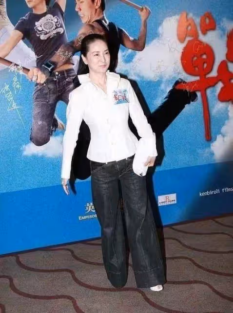 成龍老婆連素顏都這麼氣質,穿的又年輕,路人都投來羨慕的眼光,真不愧是「大哥的女人」