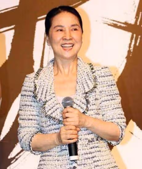 成龍老婆連素顏都這麼氣質,穿的又年輕,路人都投來羨慕的眼光,真不愧是「大哥的女人」