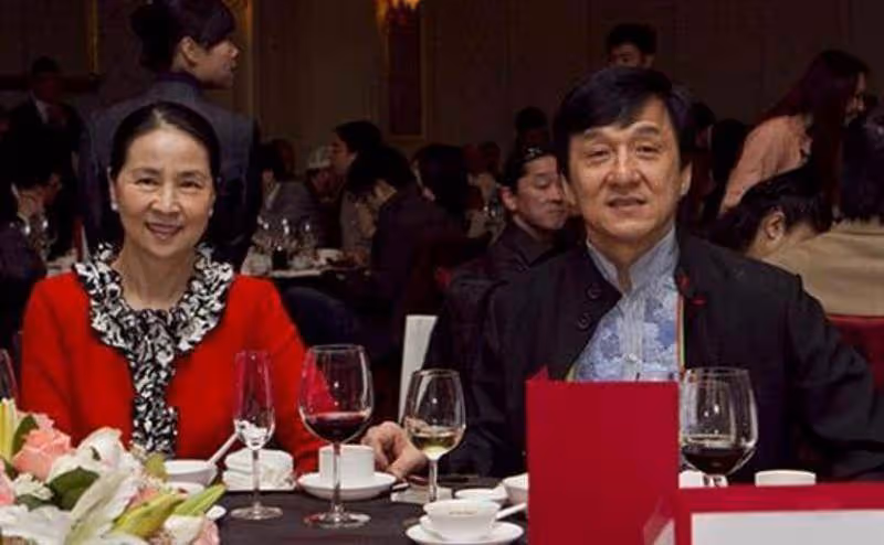 成龍老婆連素顏都這麼氣質,穿的又年輕,路人都投來羨慕的眼光,真不愧是「大哥的女人」
