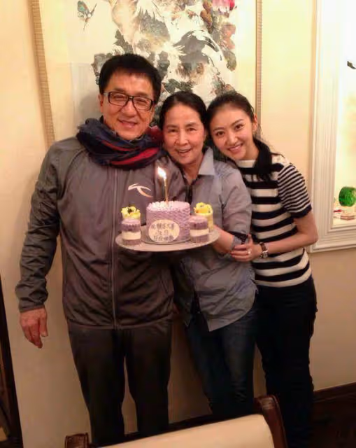 成龍老婆連素顏都這麼氣質,穿的又年輕,路人都投來羨慕的眼光,真不愧是「大哥的女人」