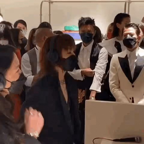 失婚後消失18年,張曼玉一張私照上熱搜,她太「放肆」了,網友卻說:隨便玩,以後的日子長著呢