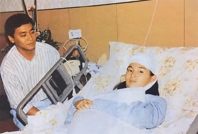 失婚後消失18年,張曼玉一張私照上熱搜,她太「放肆」了,網友卻說:隨便玩,以後的日子長著呢