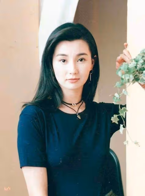 失婚後消失18年,張曼玉一張私照上熱搜,她太「放肆」了,網友卻說:隨便玩,以後的日子長著呢