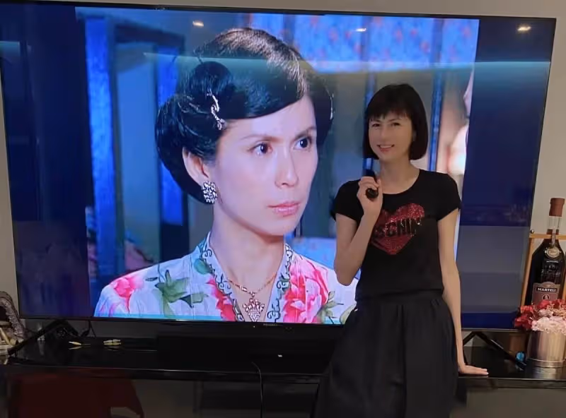 新加坡女神潘玲玲罕露面,52歲但皮膚白皙細膩,網友大讚:身材太好了