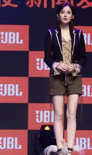 趙麗穎的腰,楊冪的臀,6位一線女星最自卑的地方,你發現了嗎?