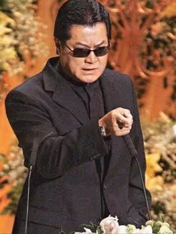 鄭少秋:周潤發下跪感謝,金庸題字贊美,因風流成性背負一身罵名