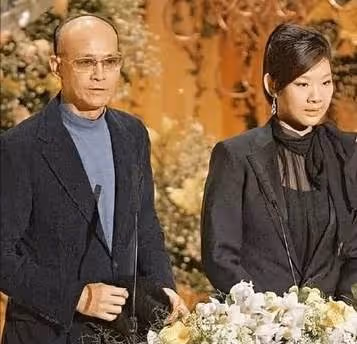 鄭少秋:周潤發下跪感謝,金庸題字贊美,因風流成性背負一身罵名
