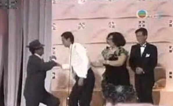 鄭少秋:周潤發下跪感謝,金庸題字贊美,因風流成性背負一身罵名