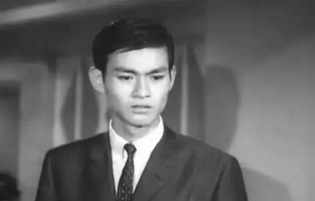 鄭少秋:周潤發下跪感謝,金庸題字贊美,因風流成性背負一身罵名