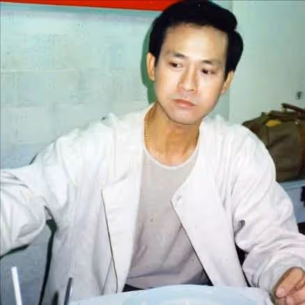 鄭少秋:周潤發下跪感謝,金庸題字贊美,因風流成性背負一身罵名