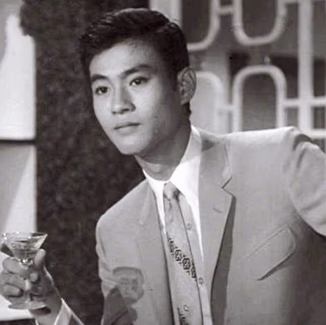 鄭少秋:周潤發下跪感謝,金庸題字贊美,因風流成性背負一身罵名