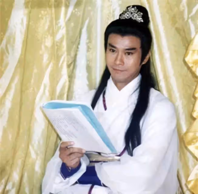 鄭少秋:周潤發下跪感謝,金庸題字贊美,因風流成性背負一身罵名