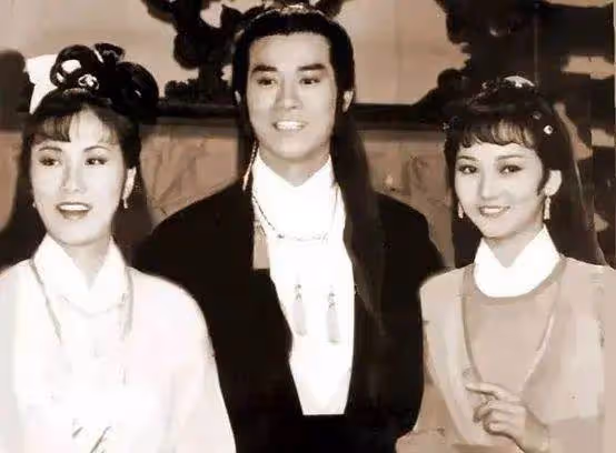 鄭少秋:周潤發下跪感謝,金庸題字贊美,因風流成性背負一身罵名