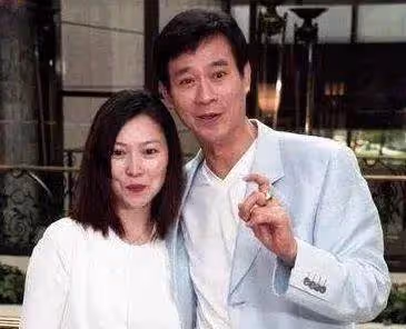 鄭少秋:周潤發下跪感謝,金庸題字贊美,因風流成性背負一身罵名