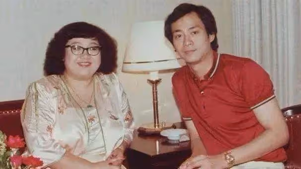 鄭少秋:周潤發下跪感謝,金庸題字贊美,因風流成性背負一身罵名