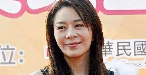 是深情還是炒作?喻可欣癡迷劉德華30多年,分手後仍然出書懷念