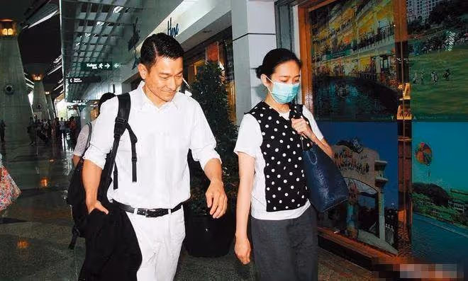 是深情還是炒作?喻可欣癡迷劉德華30多年,分手後仍然出書懷念