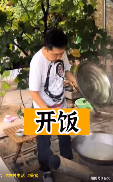 53歲于謙在農村做飯 用大鍋燉肉太接地氣